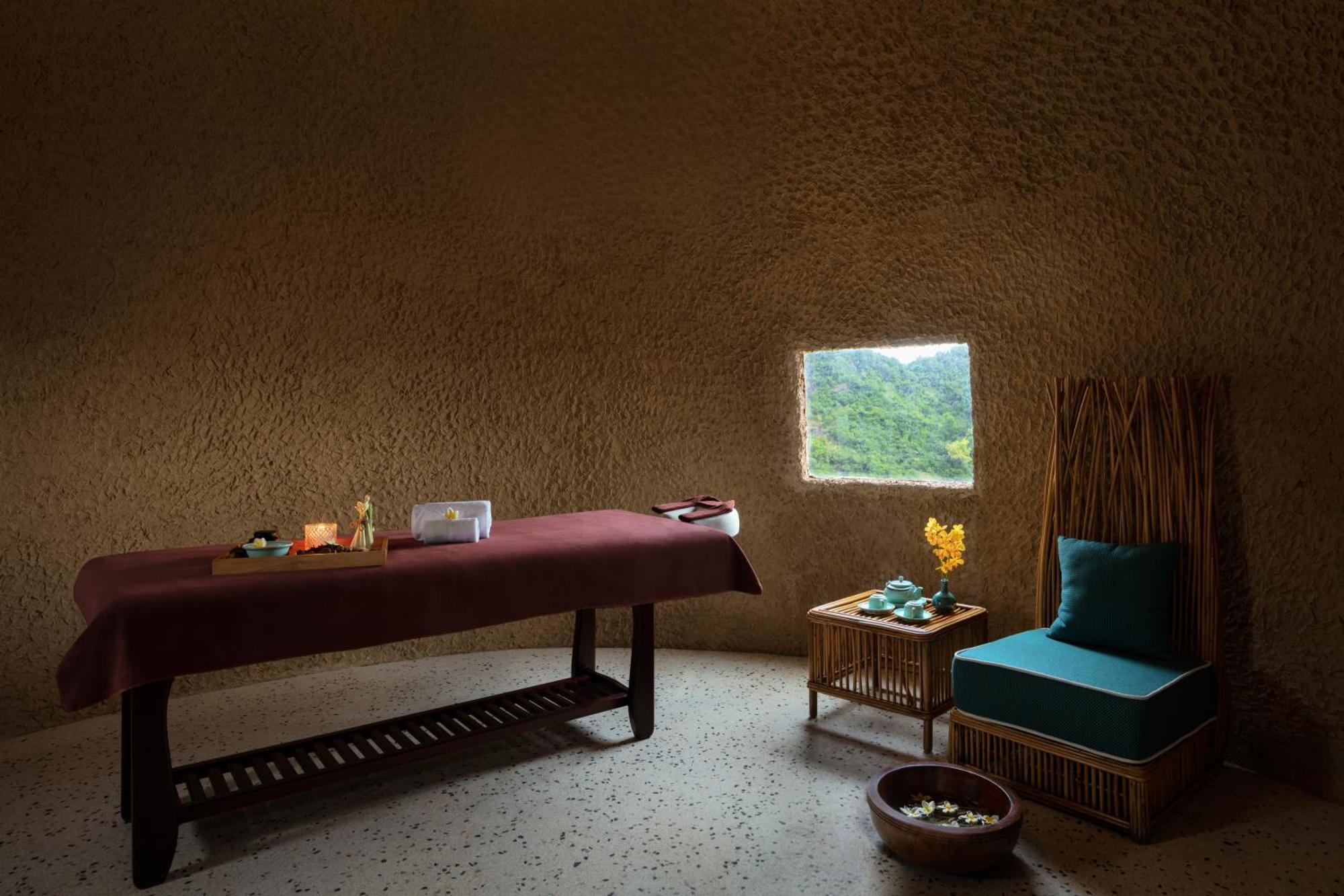 Chan Chau Hotel Perle D'Orient Cat Ba - Mgallery מראה חיצוני תמונה A treatment room at the Banyan Tree Spa
